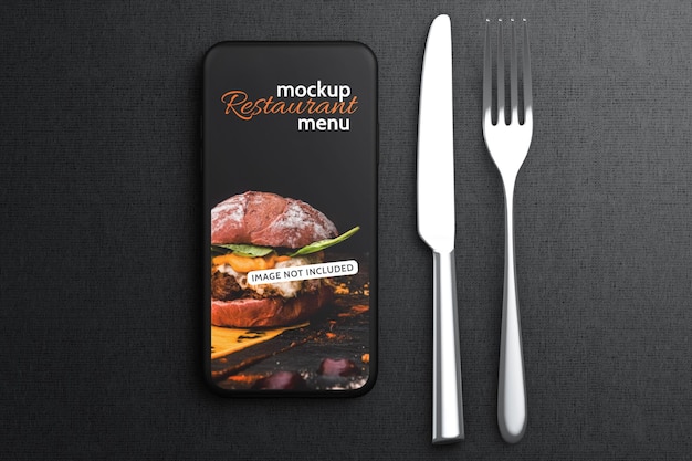 PSD mockup van telefoonscherm restaurant eten menu levering concept met vork en mes geïsoleerd