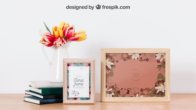 PSD mockup van twee frames op tafel