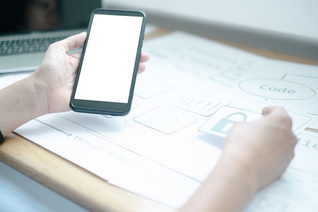 Mockup van ux grafisch ontwerper creatieve smartphone applicatie proces ontwikkeling interface voor web mobiele telefoon