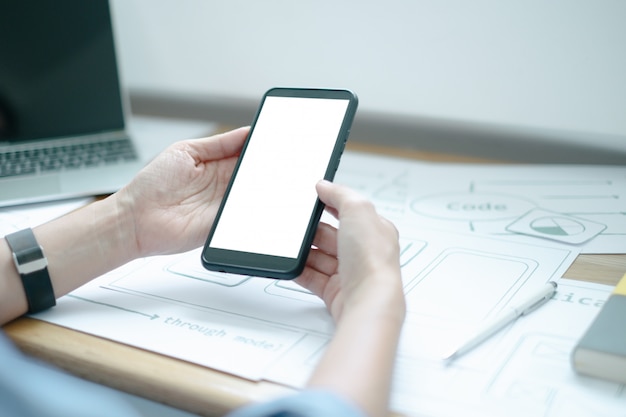 Mockup van ux grafisch ontwerper creatieve smartphone applicatie proces ontwikkeling interface voor web mobiele telefoon