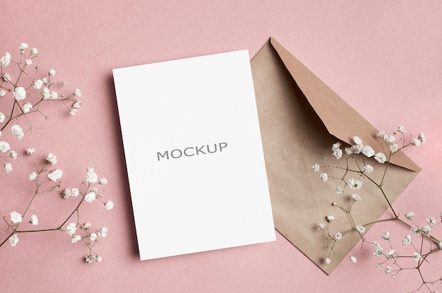 Mockup voor huwelijksuitnodiging met envelop en bloemen