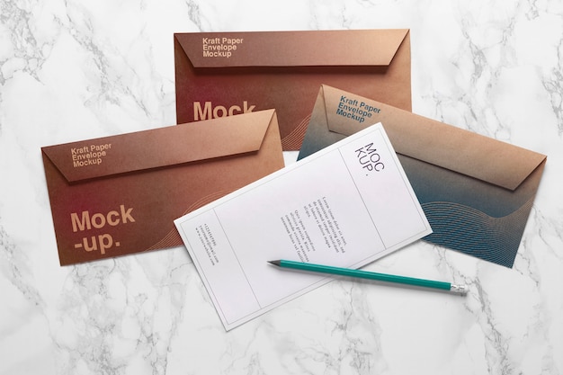 PSD mockup voor kraftpapier-envelop