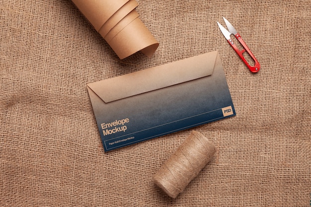 PSD mockup voor kraftpapier-envelop