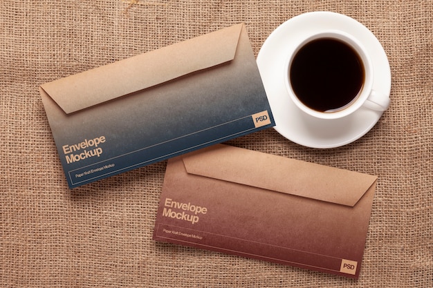 PSD mockup voor kraftpapier-envelop