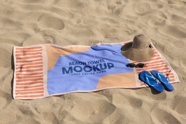 PSD mockup voor strandhanddoek aan zee