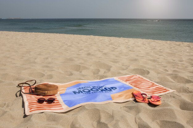 Mockup voor strandhanddoek aan zee