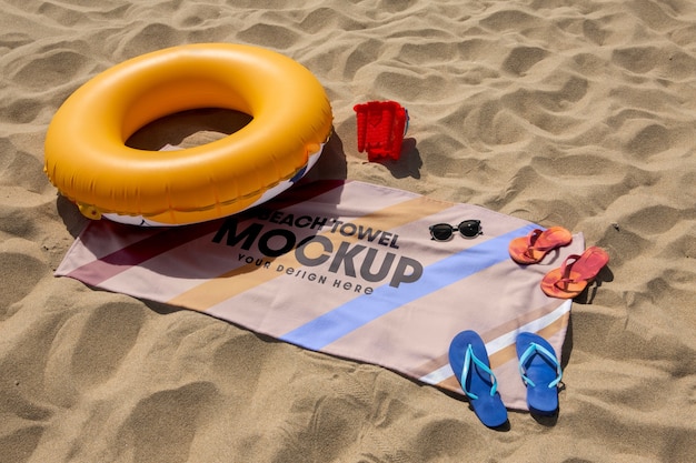 PSD mockup voor strandhanddoek aan zee