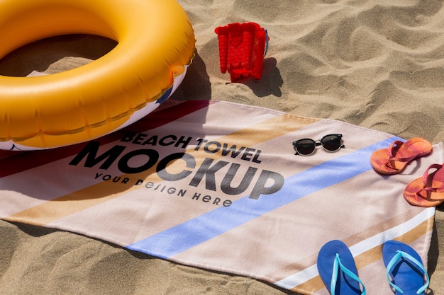 PSD mockup voor strandhanddoek aan zee