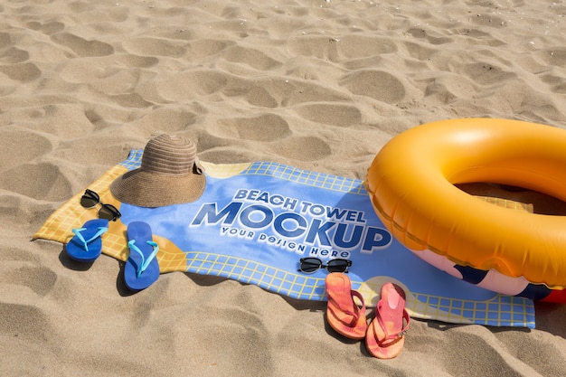 Mockup voor strandhanddoek aan zee