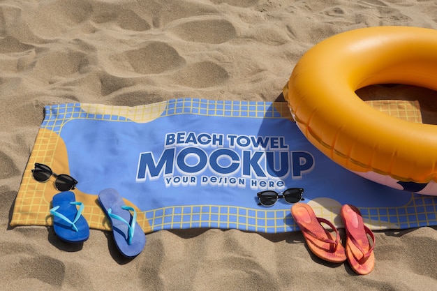 Mockup voor strandhanddoek aan zee