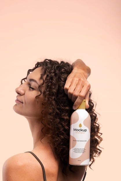 PSD mockup voor verpakking van shampoo voor krullend haar