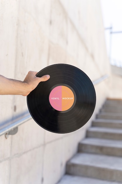 PSD mockup voor vinylplaten in de hand gehouden