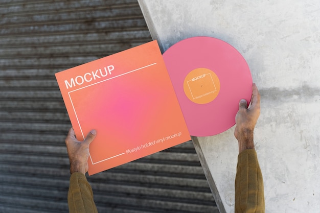 Mockup voor vinylplaten in de hand gehouden