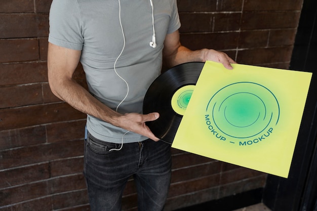 PSD mockup voor vinylplaten in de hand gehouden