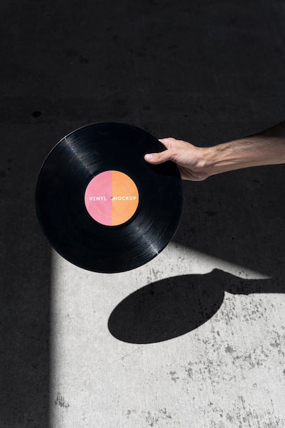 Mockup voor vinylplaten in de hand gehouden