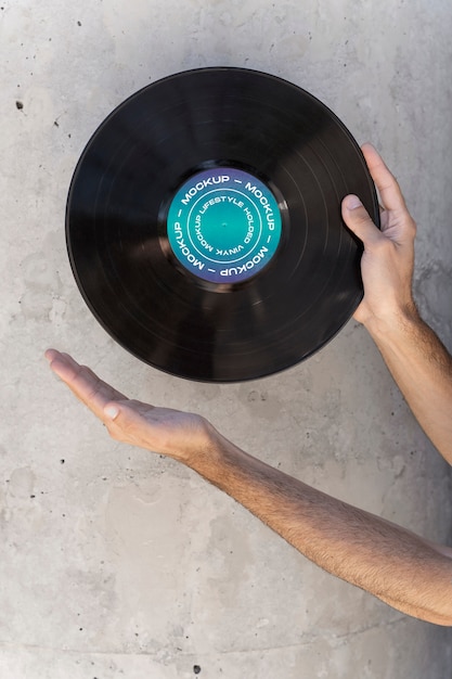 Mockup voor vinylplaten in de hand gehouden