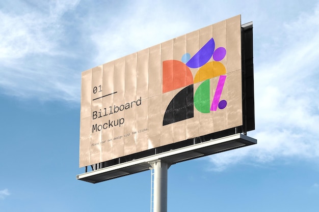 PSD mockup z perspektywy billboardu na chmurnym niebieskim niebie