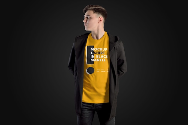 Mockup uomo t-shirt in un mantello nero