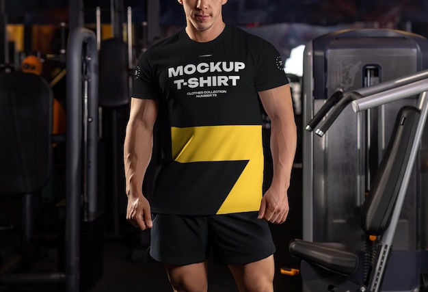 Mockups van de men039s-t-shirt op de bodybuilder in de sportschool