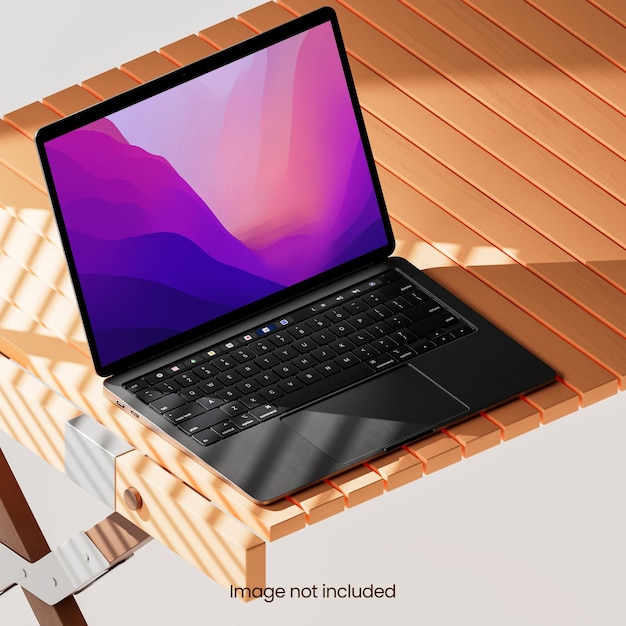 PSD model ekranu laptopa na drewnianym biurku