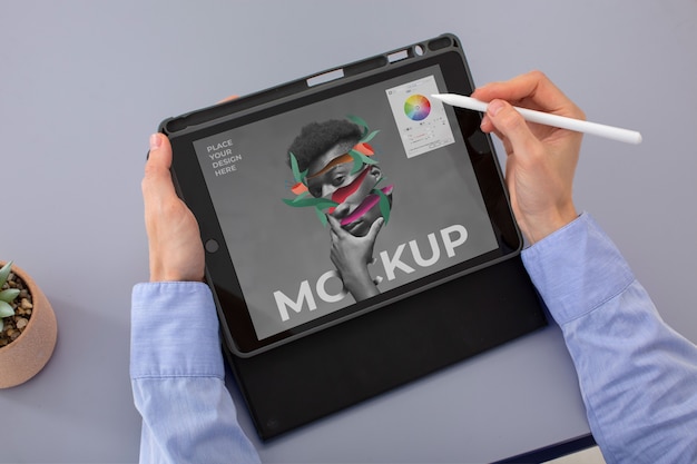 Modello con matita e tablet mockup ad alto angolo