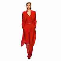 PSD スタイリッシュな赤い服を着たモデルが 孤立した背景で ファッションショーを逃げる