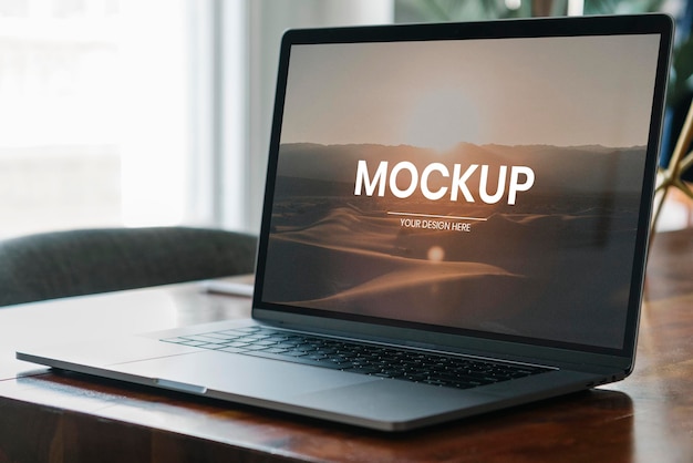 Model laptopa na drewnianym stole w sali spotkań