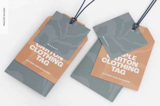 Model met driedubbele kartonnen kledinglabels