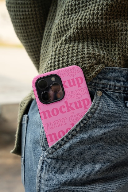 Model met een smartphone met een coole behuizing