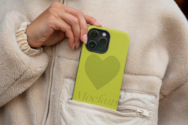 Model met een smartphone met een coole behuizing