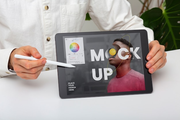 Model met potlood en tablet mockup vooraanzicht