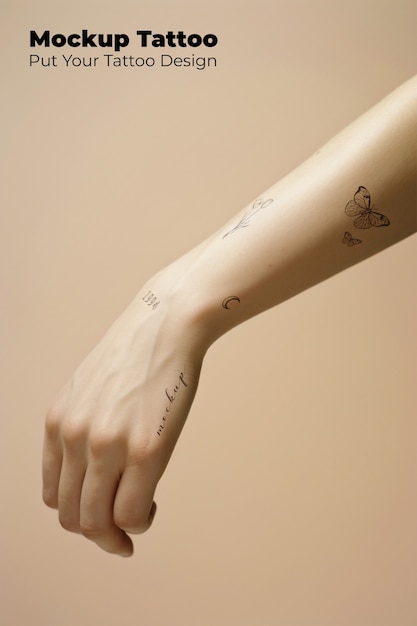 PSD model poseert met arm tatoeage mockup