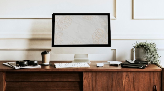 Model van een computerscherm op een houten bureau