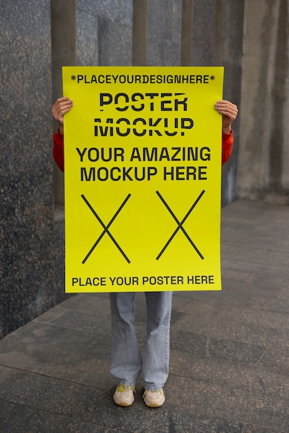 Model van een persoon die een poster vasthoudt