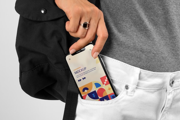 Model z widokiem z przodu trzymający smartfon