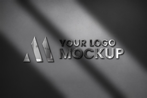 Modelka srebrnego logo 3D na ścianie