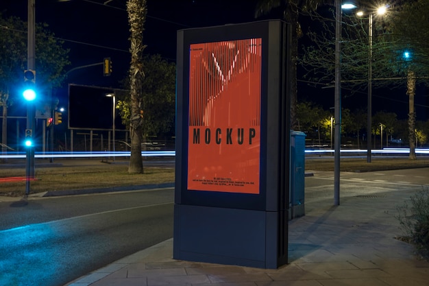 Modelle van buitenreclame's nachts
