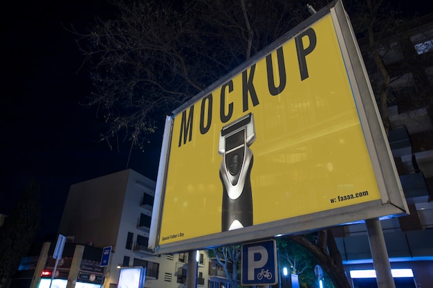 Modelle van buitenreclame's nachts