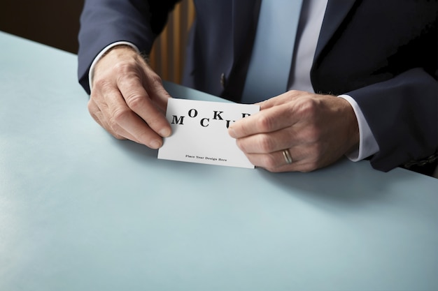 Modelle van een oudere persoon die aan het werken is