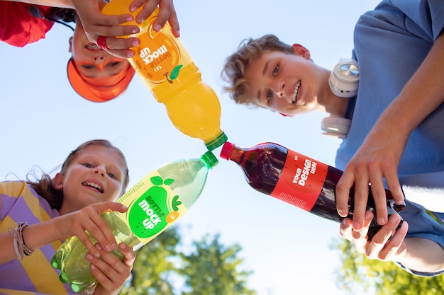 PSD modellen poseren met een mock-up van een fles