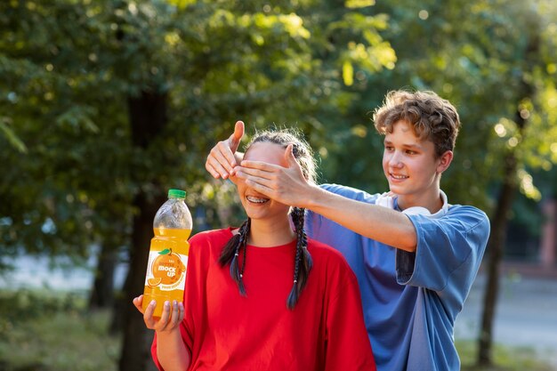 PSD modellen poseren met een mock-up van een fles