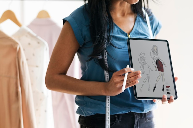Modeontwerper met een tablet met een ontwerptekening