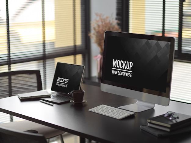 Design moderno per ufficio interno con mockup di computer e laptop