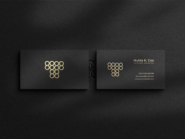Современный роскошный макет визитки с эффектом золотой фольги на темном фоне