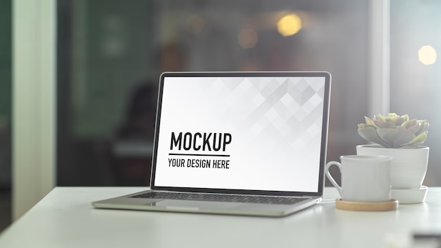 Stanza dell'ufficio moderno con tablet schermo mockup