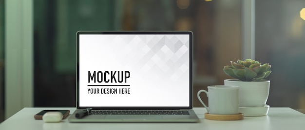 Stanza dell'ufficio moderno con tablet schermo mockup