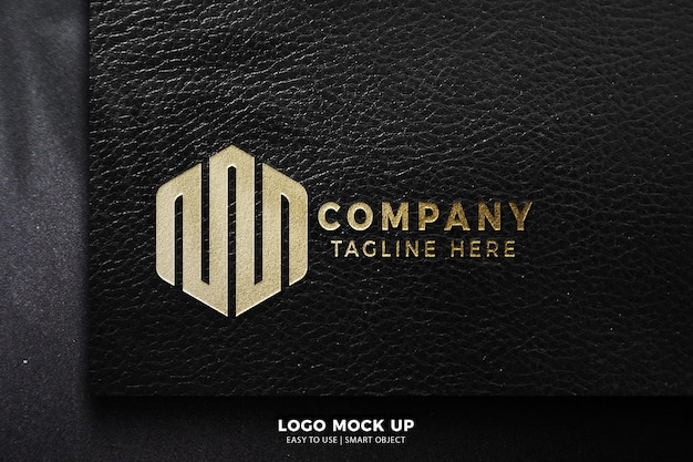 Moderne logo mockup luxe gouden glitter identiteitskaart op zwart leer dan zwart papier achtergrond