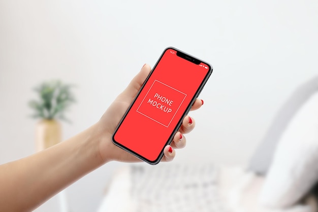 Moderne slimme telefoon mockup in vrouwenhand