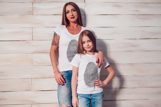 PSD t-shirt mock-up mamma con figlia