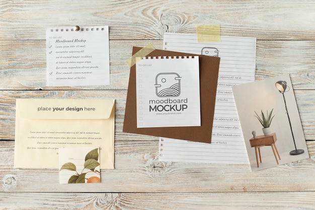 PSD mock-up moodboard con fondo in legno